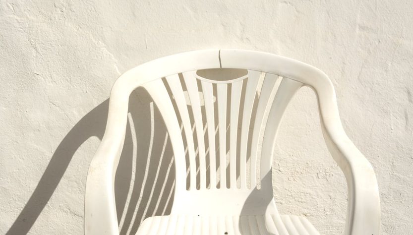 Guide pour sélectionner la peinture parfaite destinée aux objets en plastique d'extérieur